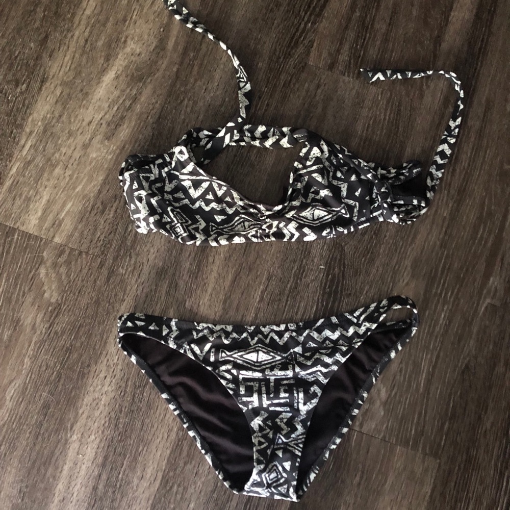 Billabong bikini never worn.